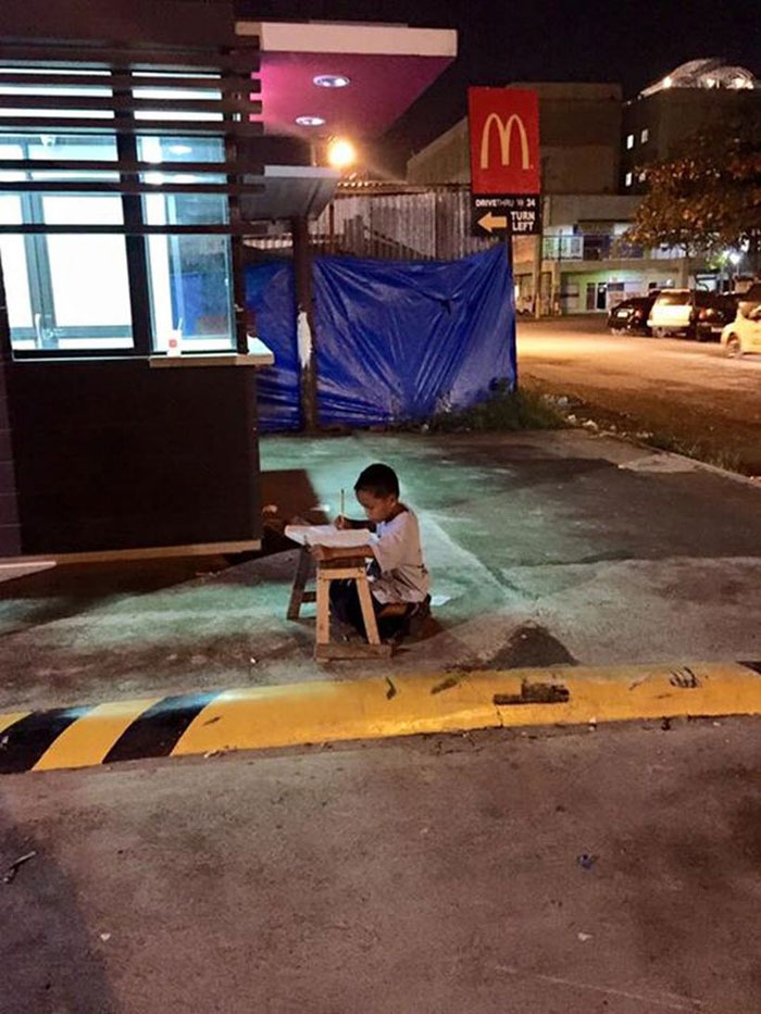 Daniel Cabrera chlapec bez domova si robi domace ulohy na ulici 2
