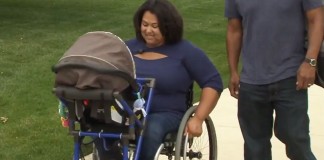 Vynález 16-ročného chlapca umožní matkám na invalidných vozíkoch kočíkovať svoje dieťa