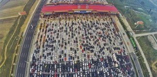 Aj teba rozčuľujú dopravné zápchy? Tak sa pozri na túto 50-prúdovú diaľnicu v Číne