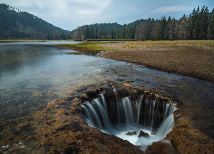 Toto jazero má odtok ako umývadlo, voda sa stráca v diere